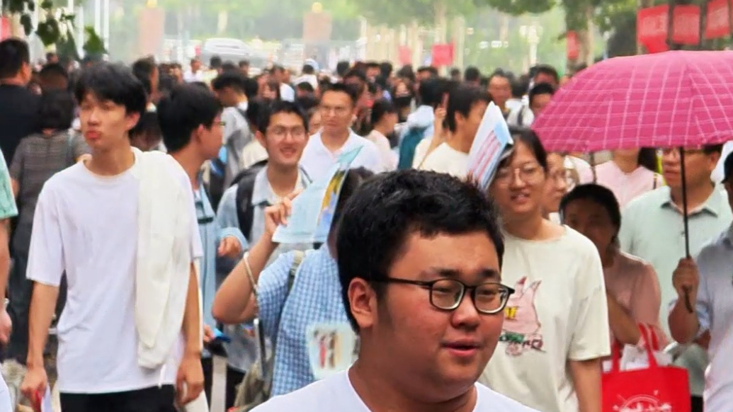 果然视频丨2025山东高考招生咨询会泰安本科场火热进行中，牛毛细雨挡不住学子热情