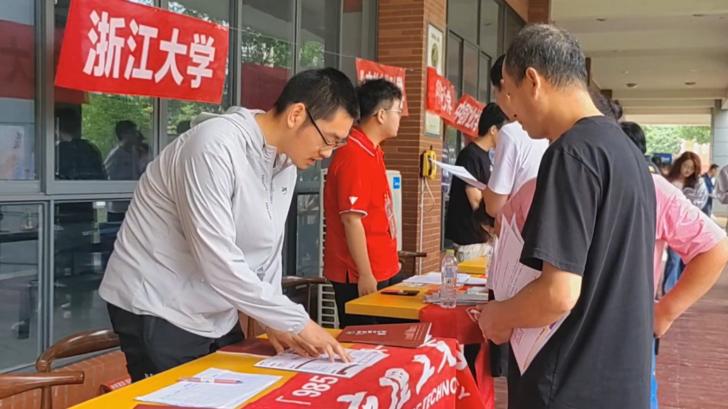 高考招生咨询会邹平二中场火热进行中