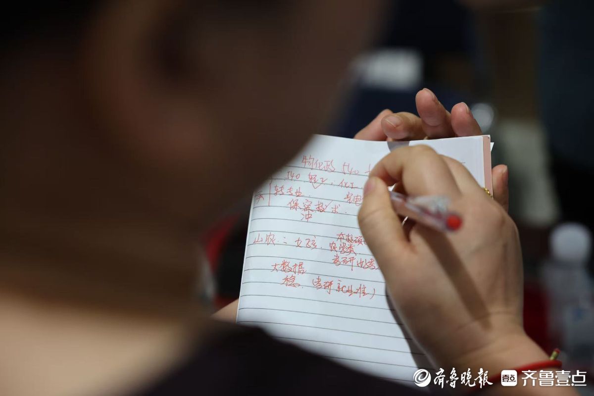 小本子仔细记，考生和家长为志愿填报“做足功课”