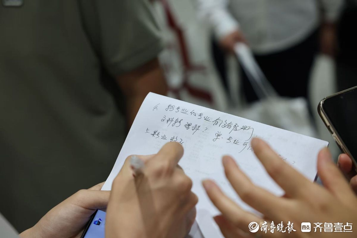 小本子仔细记，考生和家长为志愿填报“做足功课”