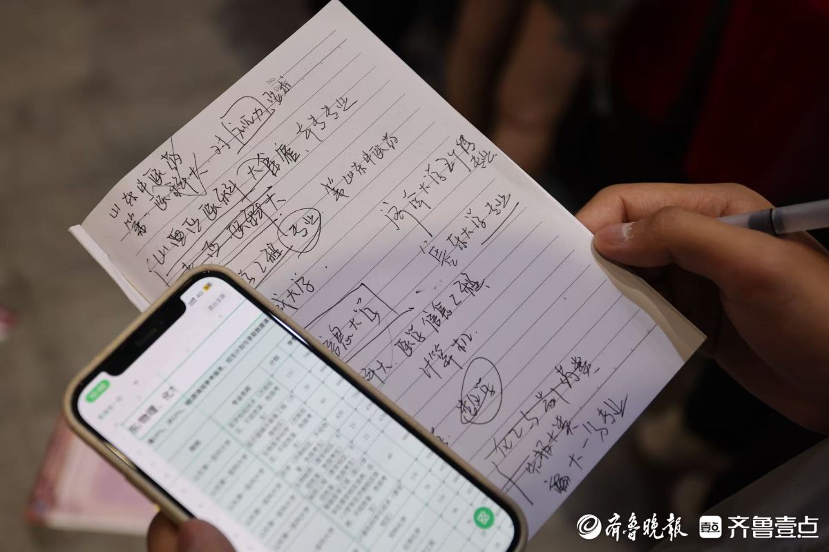 小本子仔细记，考生和家长为志愿填报“做足功课”