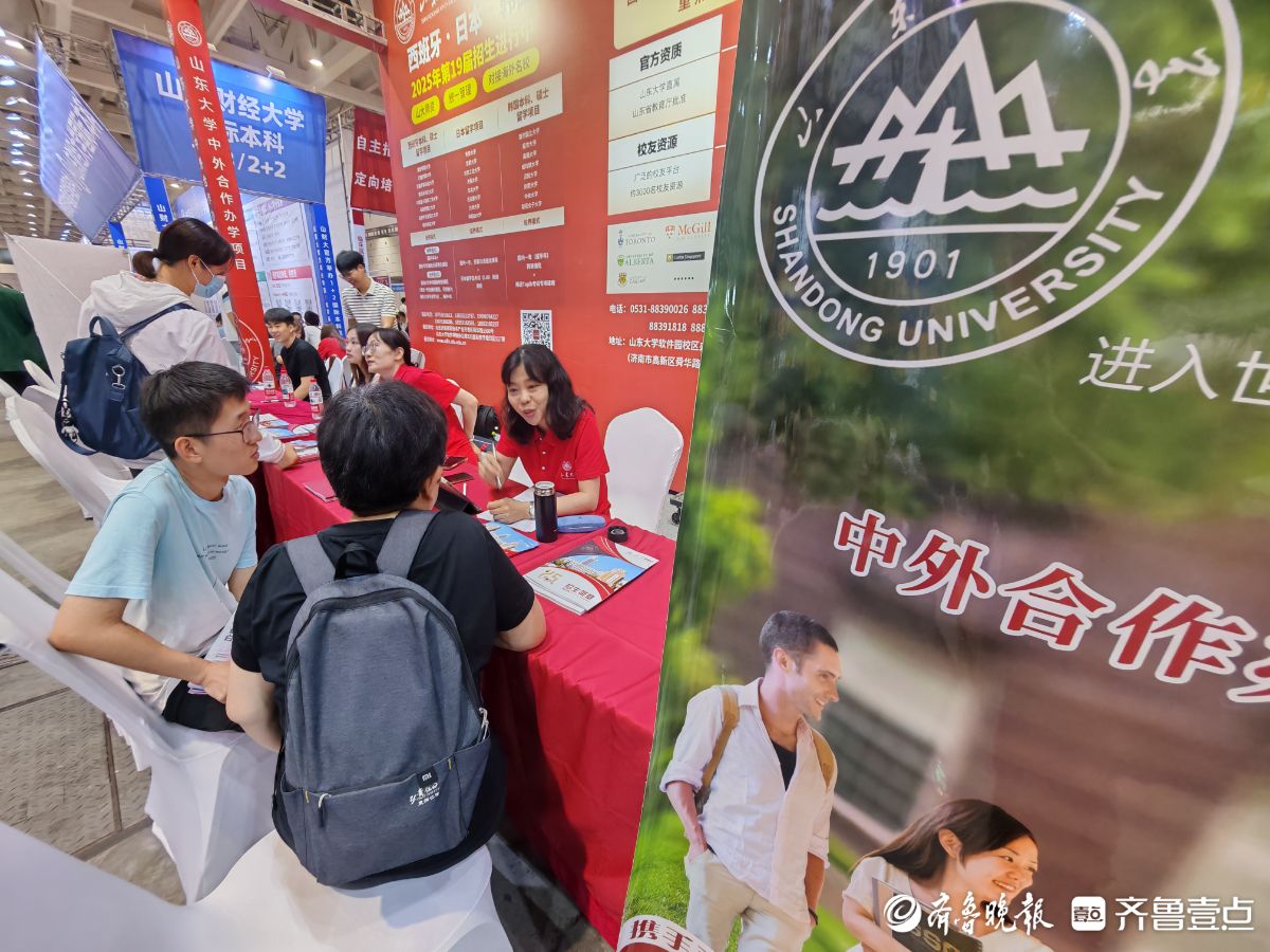 高招会现场，出国留学咨询区人流不断