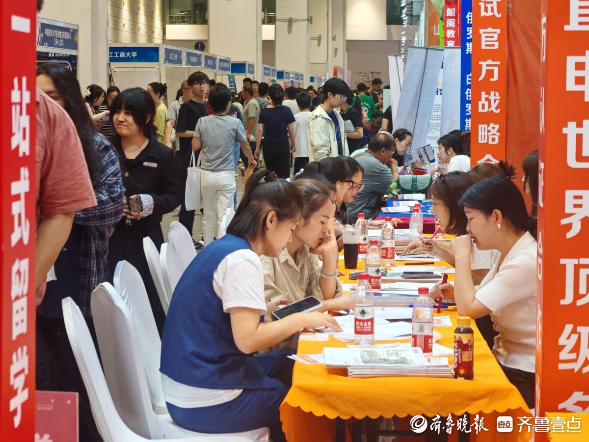 高招会现场，出国留学咨询区人流不断