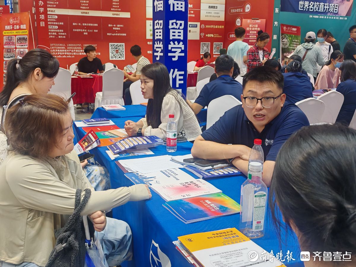 高招会现场，出国留学咨询区人流不断