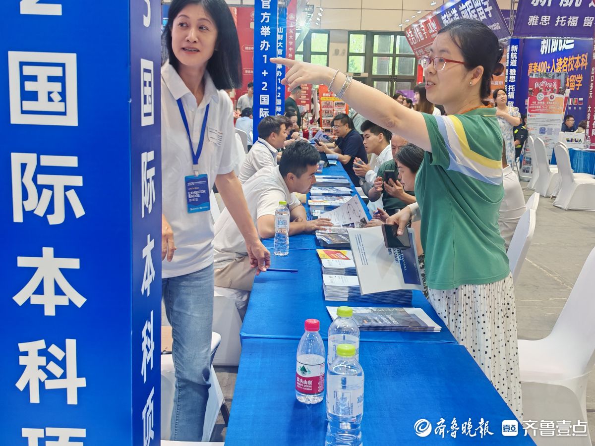 高招会现场，出国留学咨询区人流不断