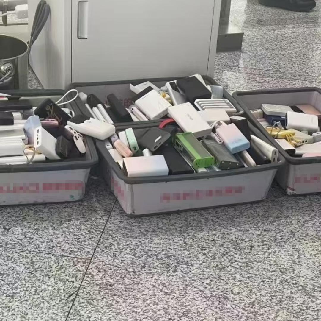 “成筐的充电宝被拦”，有人当场崩溃！新规即将执行，网友急了：手头几乎没有合格的
