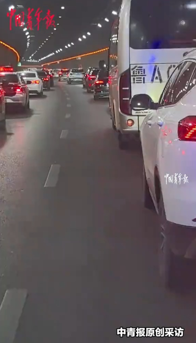 暖心！救护车遇早高峰，鲁A车辆自发让出生命通道