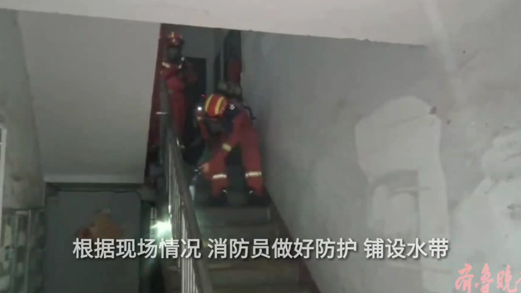 果然视频|塑料桶破裂致草酸泄漏，消防员迅速到场清除
