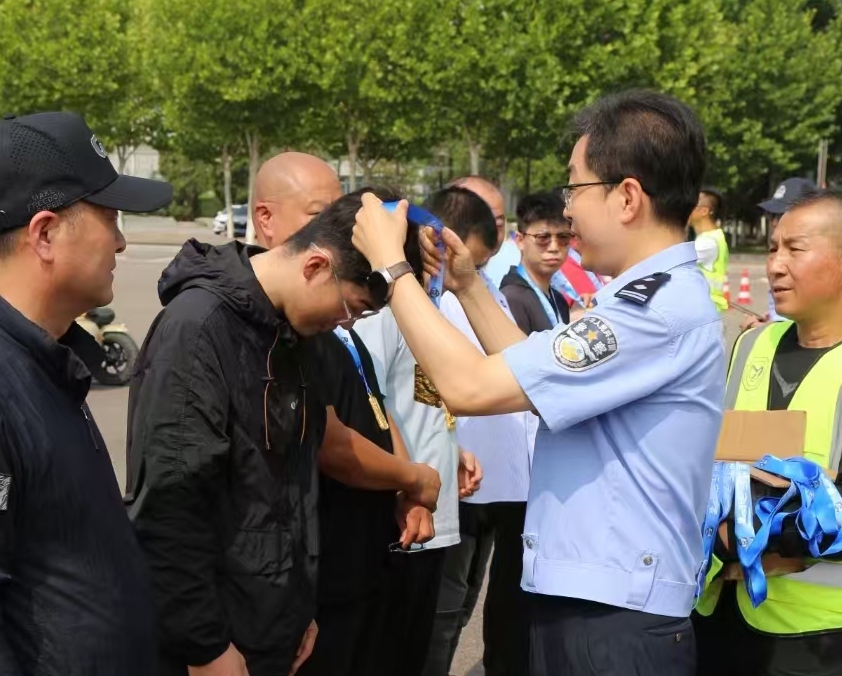 发放“烟台铁骑”奖牌！烟台交警表彰为中高考护航的铁骑志愿者