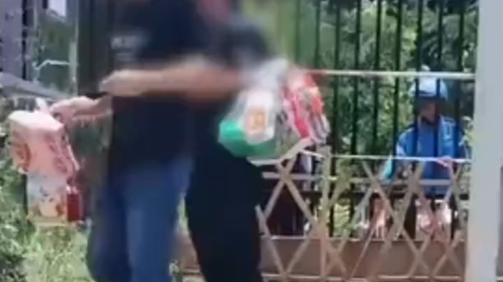 高校保安将大量外卖扔入垃圾桶，校方回应：保安行为确实不妥，已暂时停职
