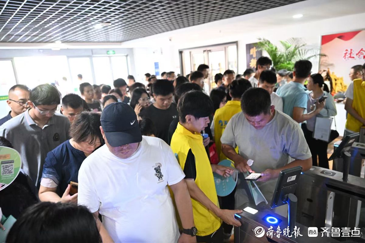 济南中考志愿填报咨询会现场：众多考生家长排队分批入场