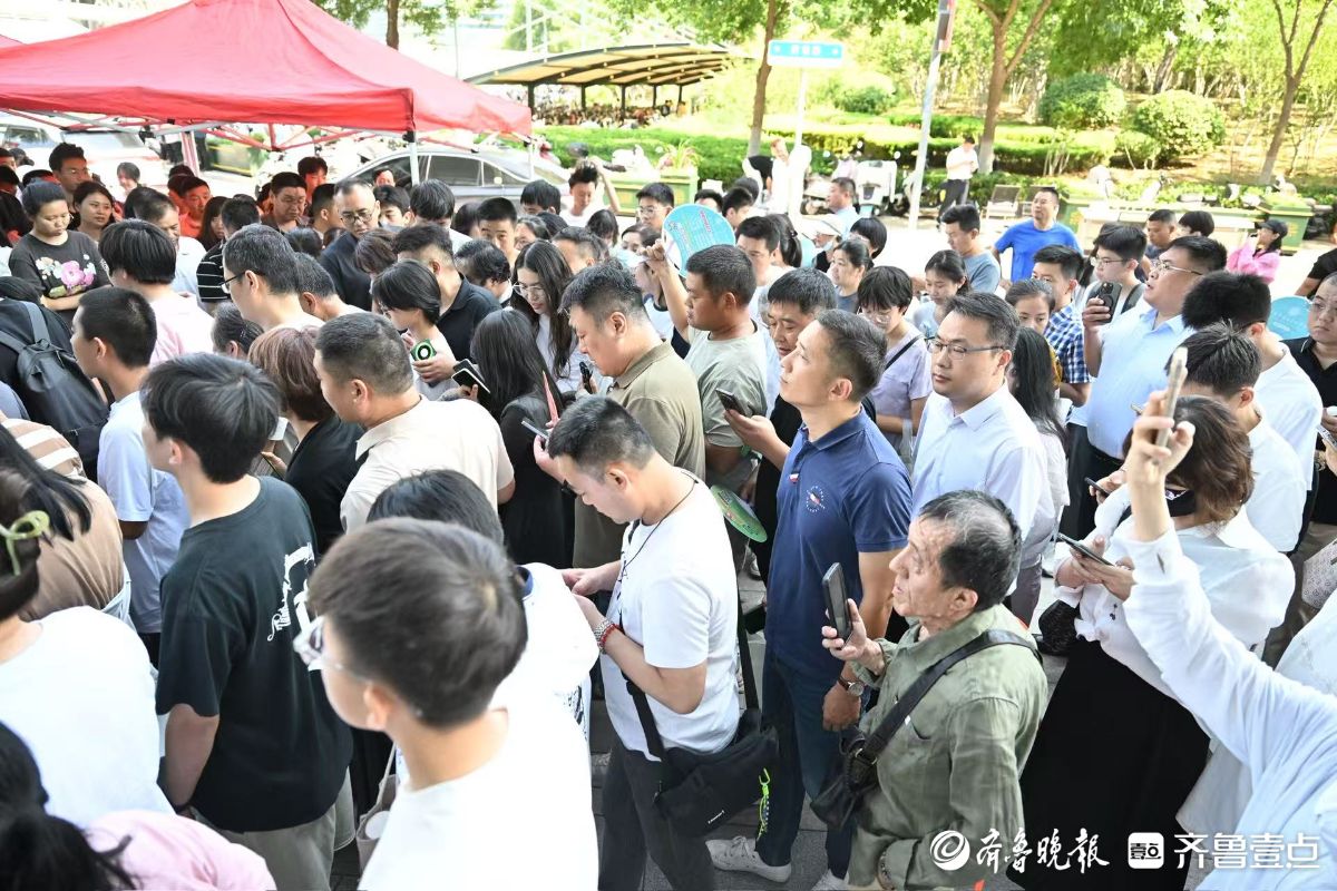 济南中考志愿填报咨询会现场：众多考生家长排队分批入场
