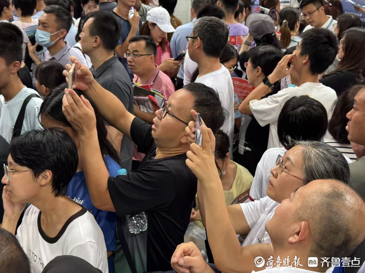 济南中考志愿填报咨询会馆内人头攒动，学校展位前都挤满考生家长