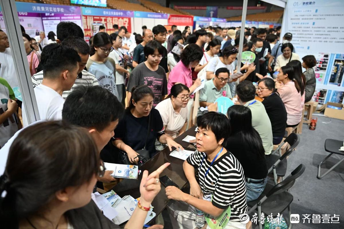 济南中招会现场：学校招生老师被“包围”，认真详细为家长考生解疑答惑