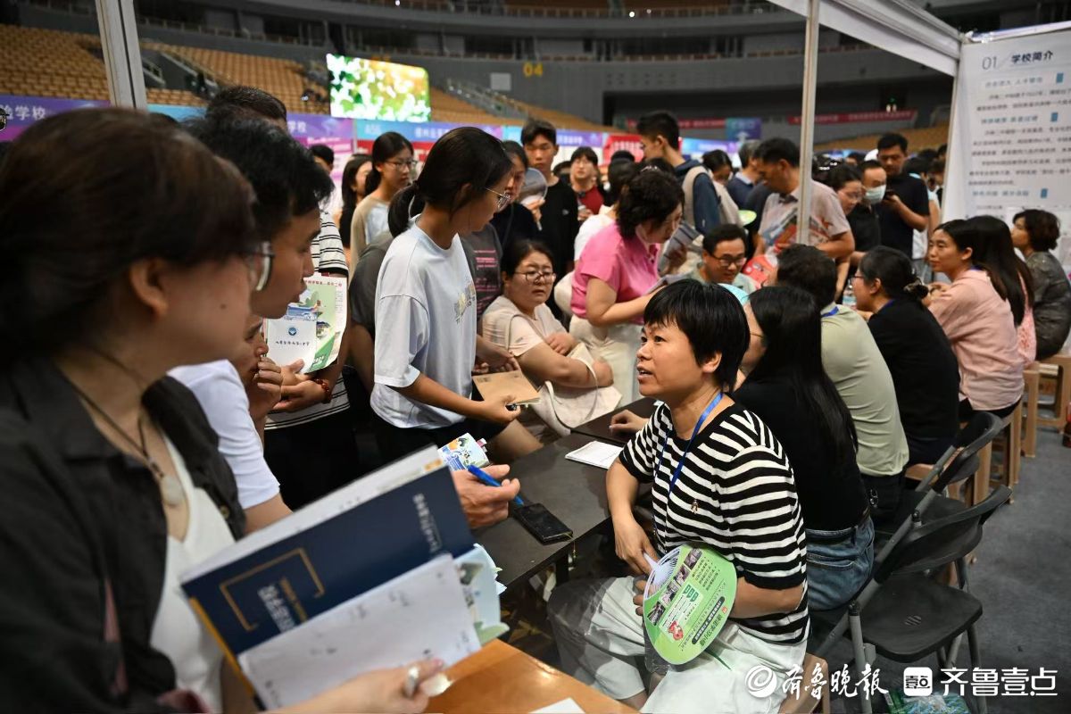 济南中招会现场：学校招生老师被“包围”，认真详细为家长考生解疑答惑