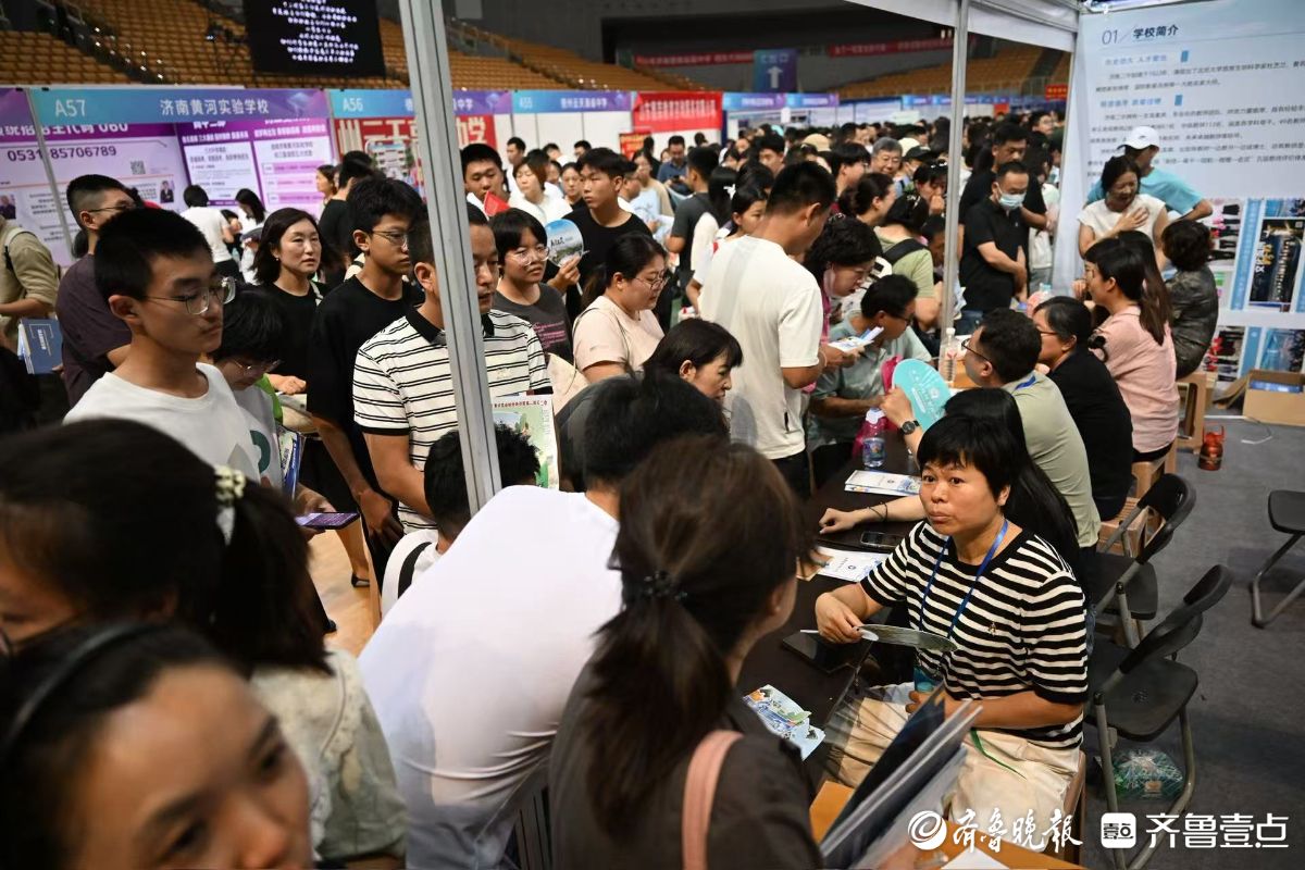 济南中招会现场：学校招生老师被“包围”，认真详细为家长考生解疑答惑