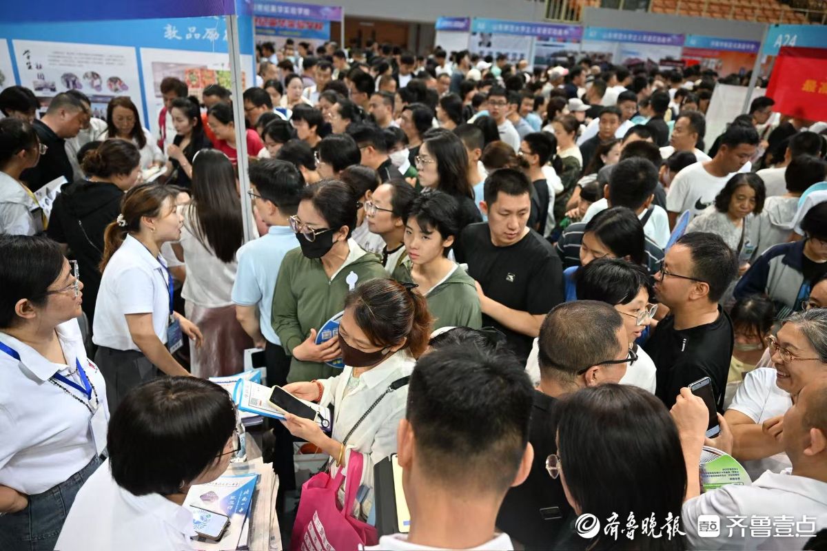 济南中招会现场：学校招生老师被“包围”，认真详细为家长考生解疑答惑