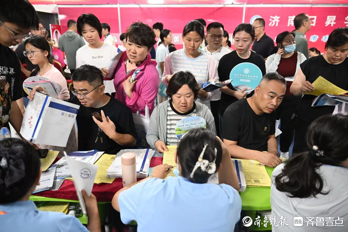 济南中招会现场特写：期盼的眼神，只为给孩子选一所好学校