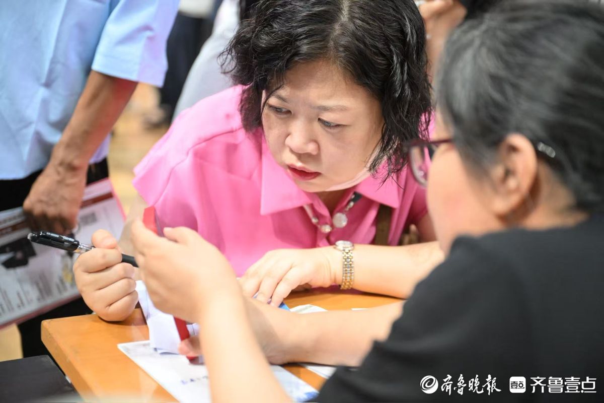 济南中招会现场特写：期盼的眼神，只为给孩子选一所好学校