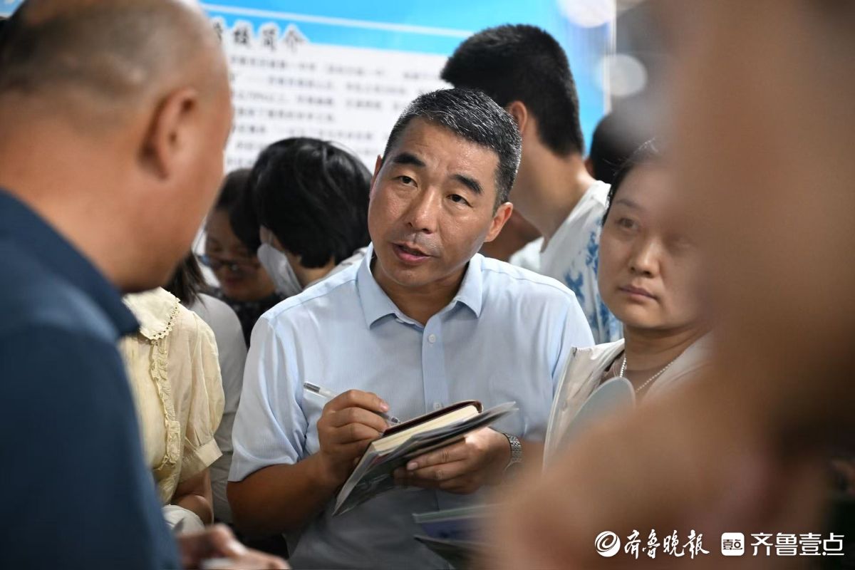 济南中招会现场特写：期盼的眼神，只为给孩子选一所好学校