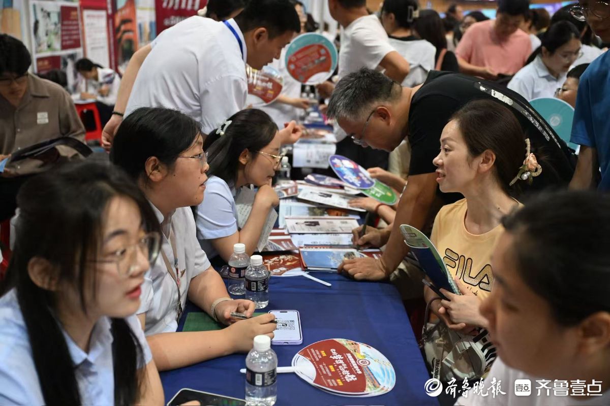济南中招会现场特写：期盼的眼神，只为给孩子选一所好学校