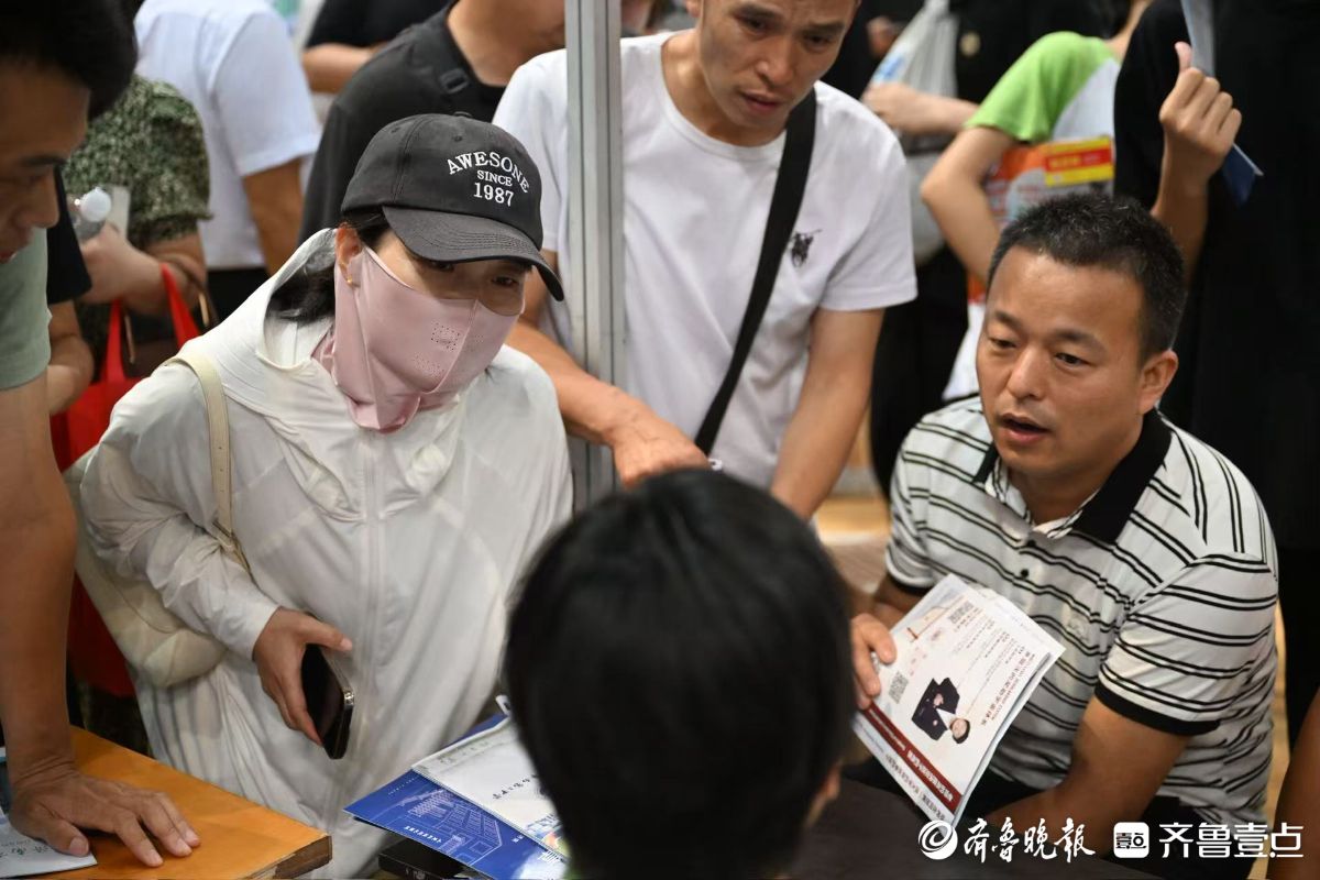 济南中招会现场特写：期盼的眼神，只为给孩子选一所好学校