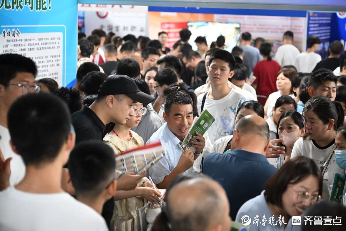 济南中招会现场特写：期盼的眼神，只为给孩子选一所好学校