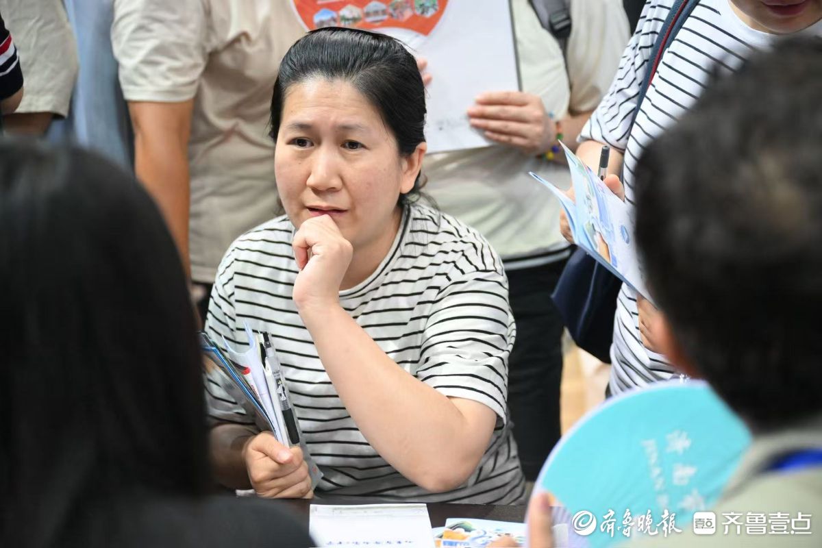 济南中招会现场特写：期盼的眼神，只为给孩子选一所好学校