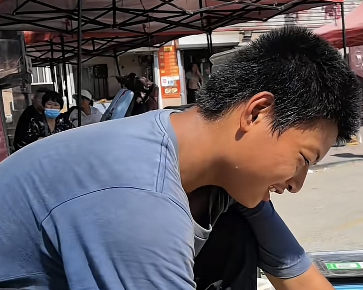三点起床，赶百里路：齐河14岁卖菜少年让几十万人竖起大拇指