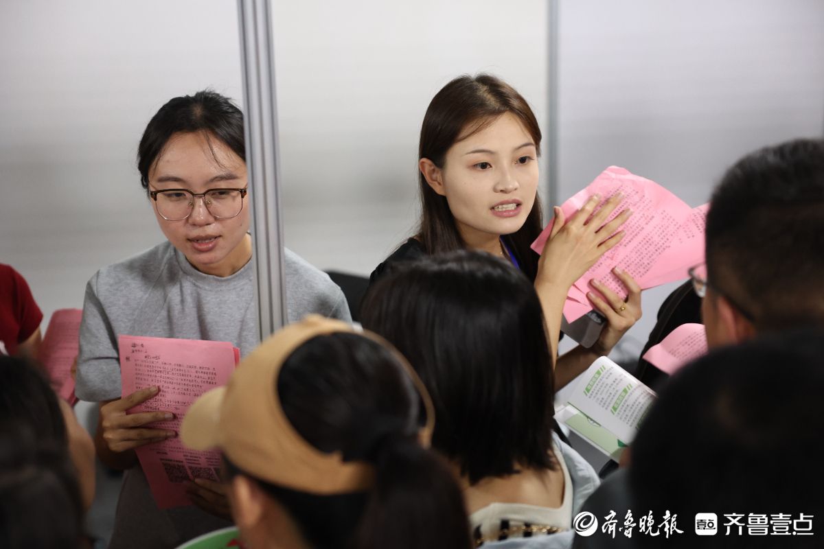 济南中招会现场：招生老师耐心答疑，助力考生顺利填报