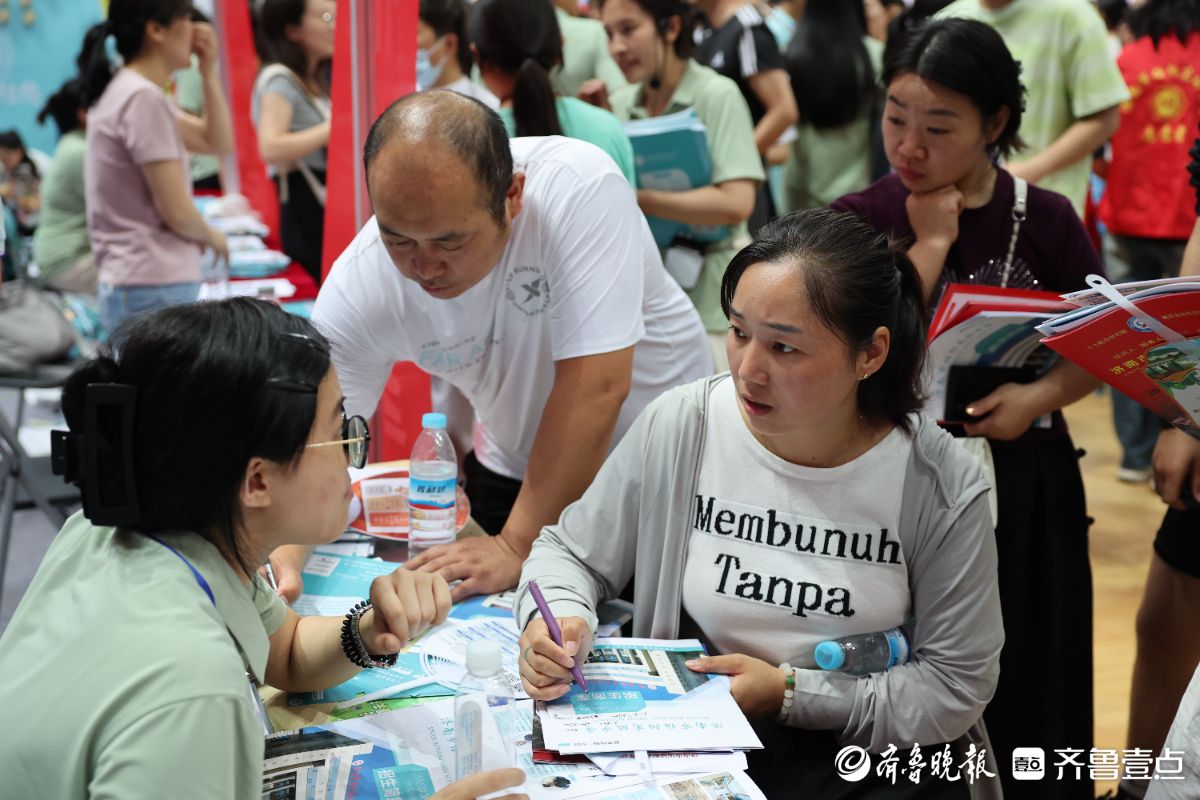 临近中午热情不减，济南中考志愿填报咨询会持续火爆