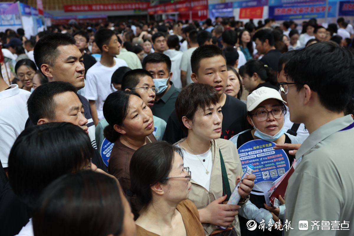 临近中午热情不减，济南中考志愿填报咨询会持续火爆