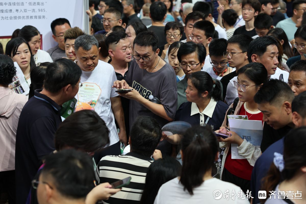 临近中午热情不减，济南中考志愿填报咨询会持续火爆
