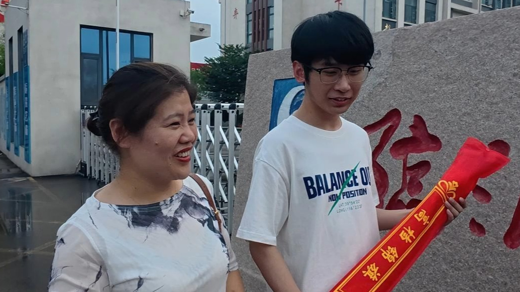 果然视频丨艺林学子为母校送锦旗