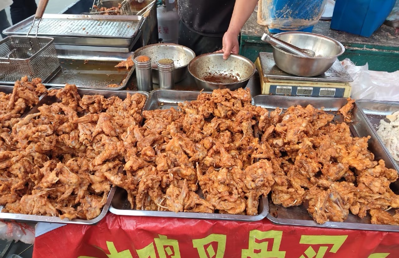 果然财经｜路边炸鸡摊的香酥鸡叉骨，为啥都是买一斤送半斤
