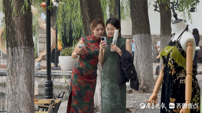 果然视频|“簪花热”退，大明湖畔刮起“旗袍风”