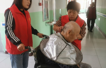 山东今日起执行免陪照护服务政府指导价，免费照护如何做到“一人住院全家不累”