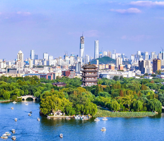 时光奔涌，奋楫扬帆。济南这座千年古城，正以昂扬奋进之姿，向着“强新优富美高”新时代社会主义现代化强省会的目标进发。
“勇争先”，是济南走在前列的锐气；“当引领”，是济南服务大局的担当。立足当下，济南勇立时代潮头。以党建引领把稳方向，以新发展理念汇聚成高质量发展的磅礴动力。肩负黄河重大国家战略使命，济南新质生产力加速成长，绿色低碳发展绘就生态新画卷，千年古城焕发青春光彩。
