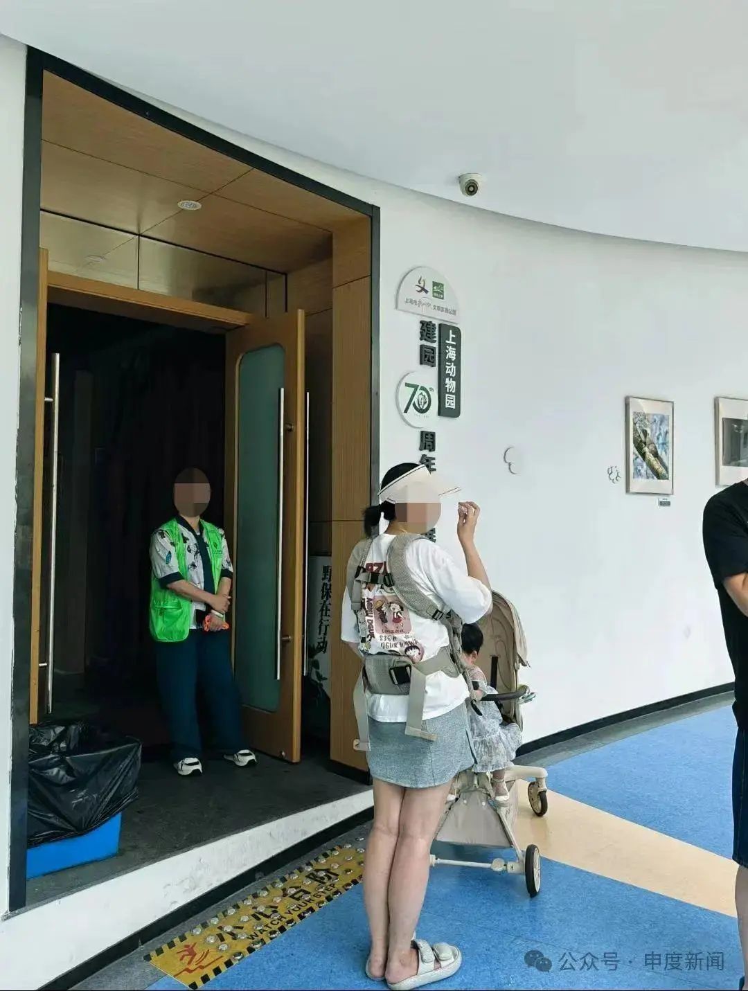在展馆给婴儿喝奶瓶被赶，动物园要更新的不止是设施