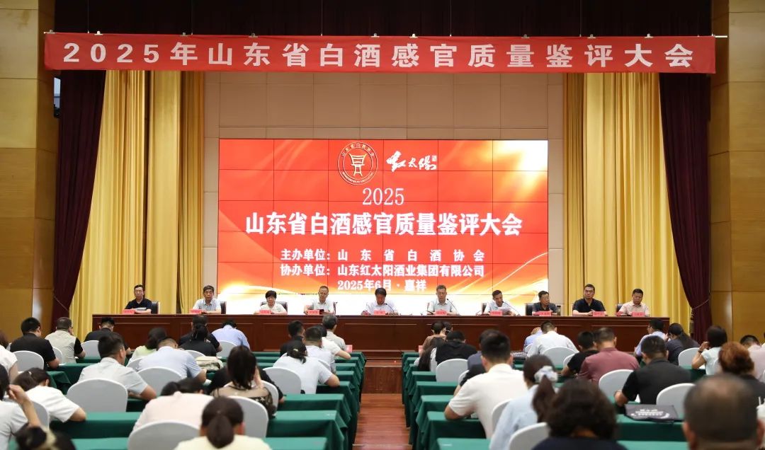 云门陈酿·玉白2025版获2025齐鲁白酒酒体设计金奖！
