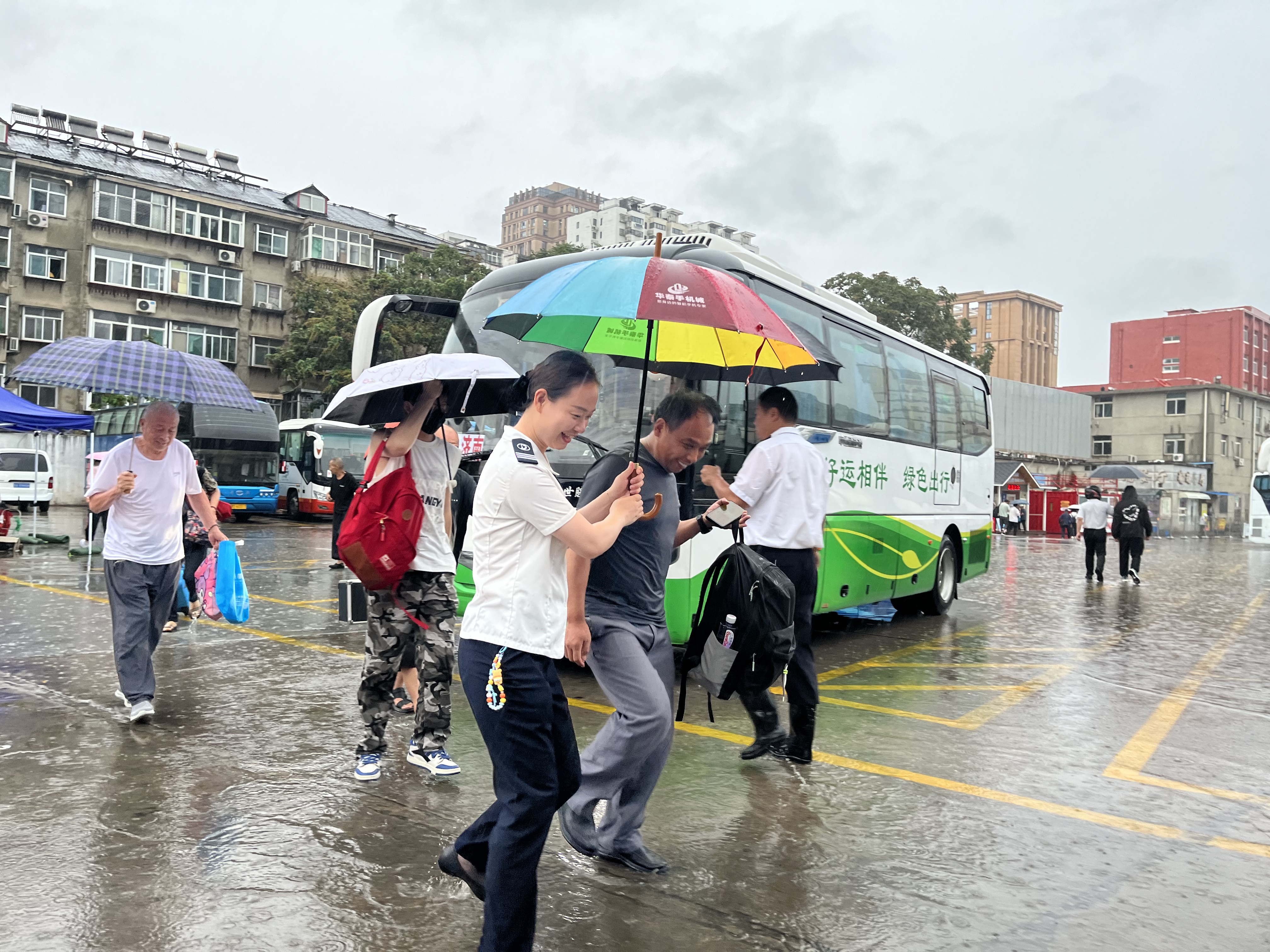 “我帮你撑伞！”济南汽车总站党员用红色力量筑起“温暖屏障”
