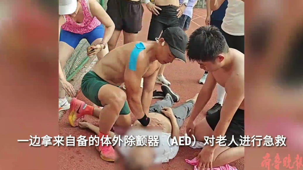 果然视频|老人晕厥倒地，训练中的消防员紧急施救