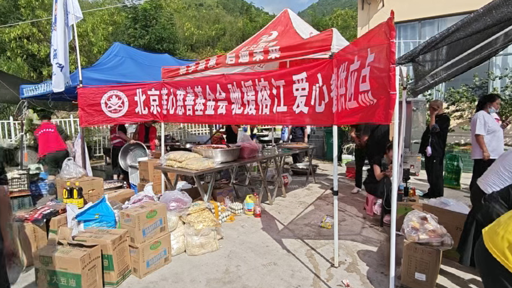 果然视频｜抗洪中的爱心厨房：日供7000份热餐，传递动人力量