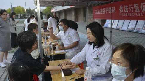 无棣县卫生健康局开展2025年老年健康宣传周活动