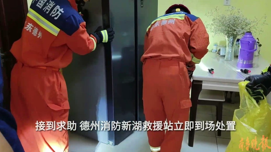 果然视频|花蛇闯入居民家中，消防员将其擒获后放生