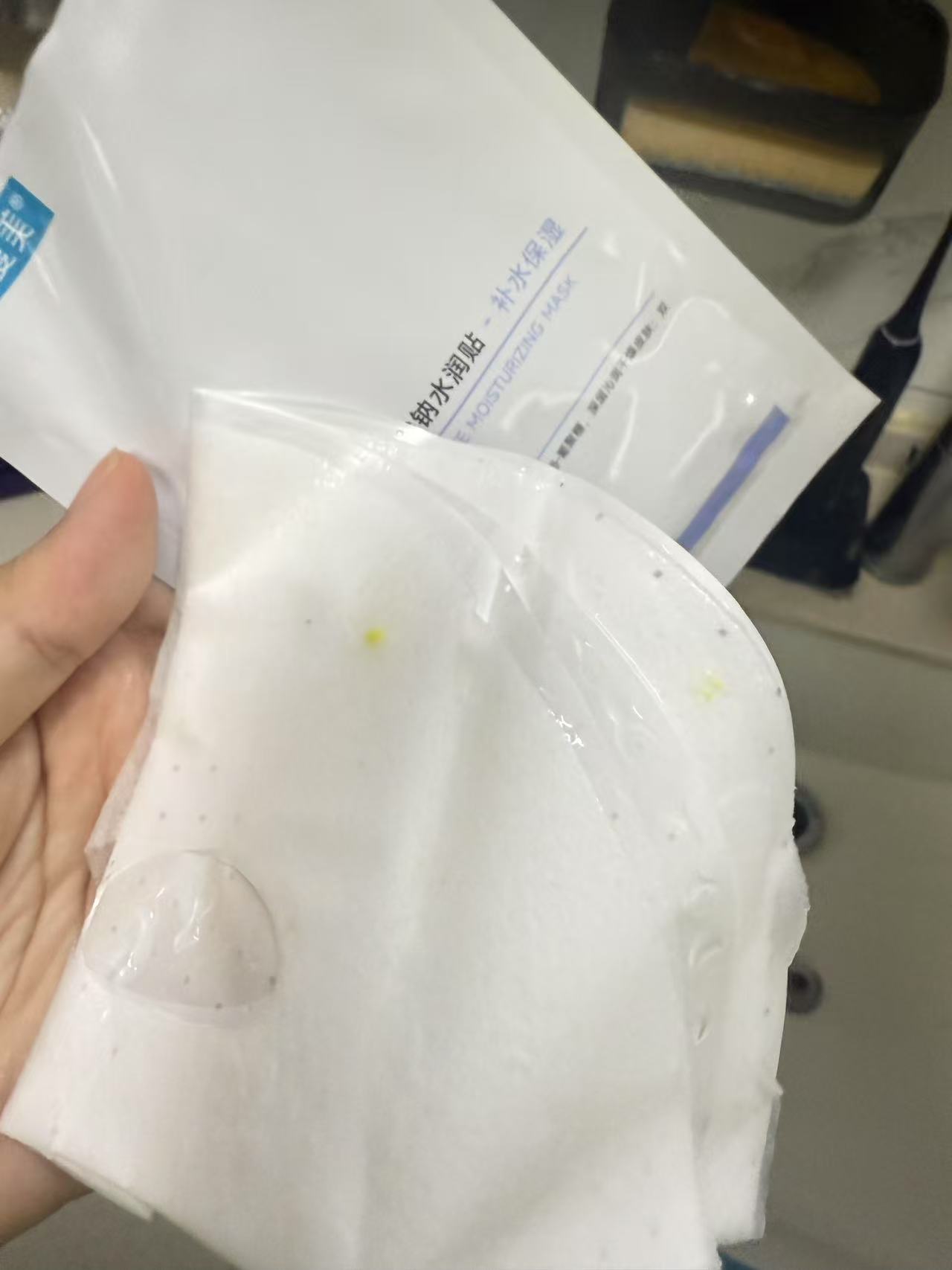 面膜现“黄色污物”！消费者维权陷困境，可复美再陷质量争议