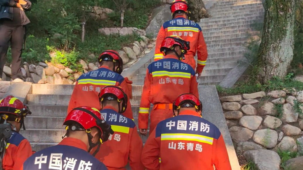 果然视频丨男子走野路夜爬崂山迷路，青岛消防奋战12小时救人​