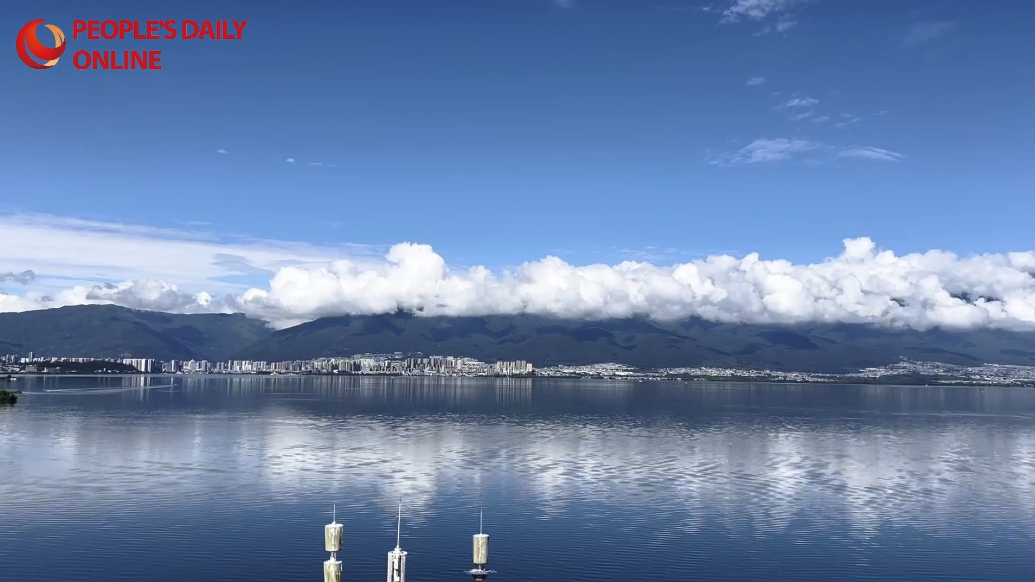 Sunlight after rain turns Dali's Cangshan Mountain and Erhai Lake into majestic painting