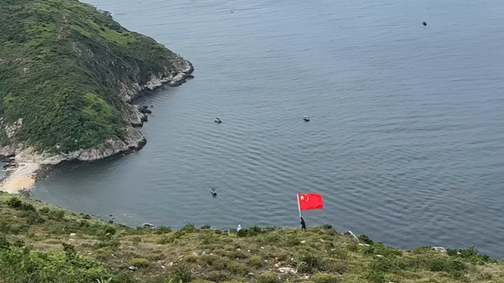 这一幕让人泪目！山东舰航母编队抵达香港，群众挥舞国旗迎接