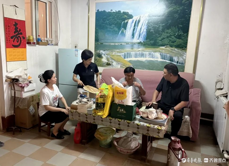 市住建局行发中心开展 “七一” 走访慰问活动